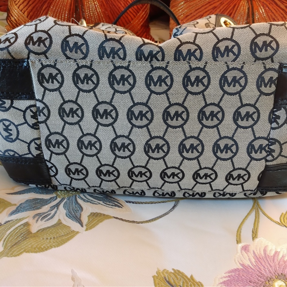 Michael Kors Ludlow Jacquard Bag - Picture 7 of 8
